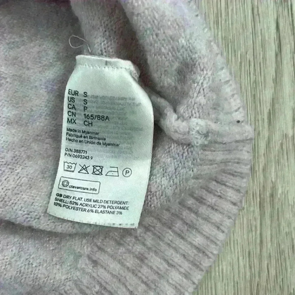 H&M Light Pink V-Neck Sweater Size Small - Picture 6 of 8